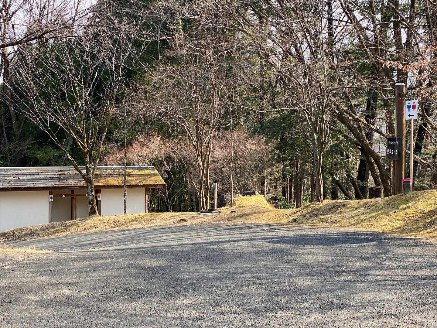 ちょうどいいところに🚻が！
水洗じゃないけどありがたい🙂