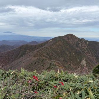 前神室山　後ろに鳥海山