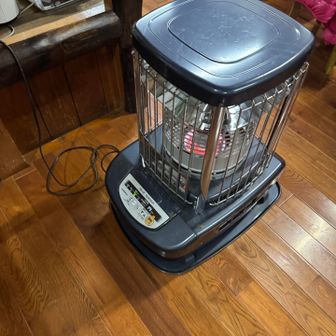 寒いと言ったら小屋スタッフがストーブをつけてくれました。感謝🙏