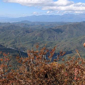 山頂から西側に少し下った所からの湯ノ丸山から籠ノ登山から浅間山方面の眺望