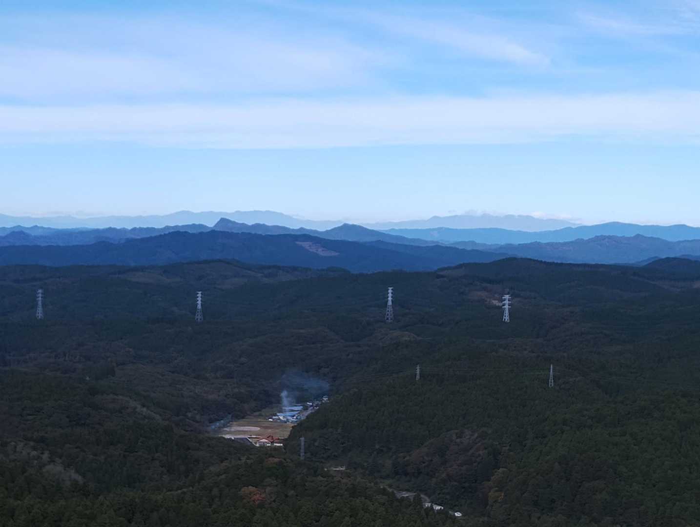 手前は奥久慈男体山😊