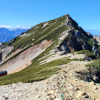 まずは梨で回復して🍐（山では私にとってのNo.1フルーツ）、温かいカップ麺で落ち着いたので…😅

山頂アタック！行きま〜す！💪