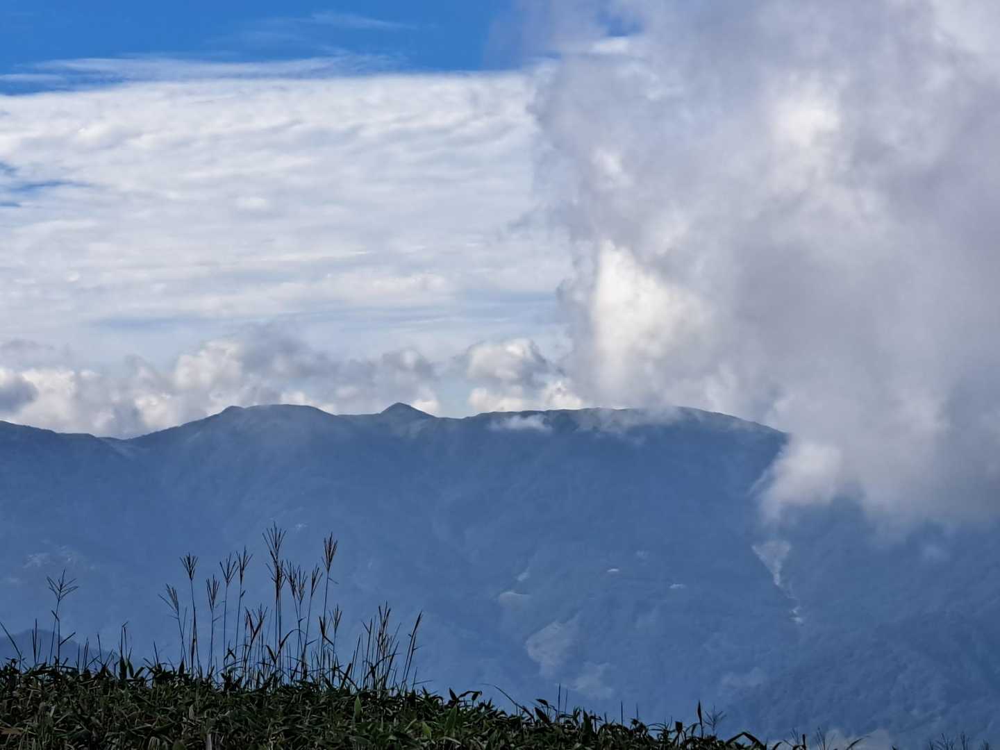 この前登った、天狗塚(中央三角の山)
