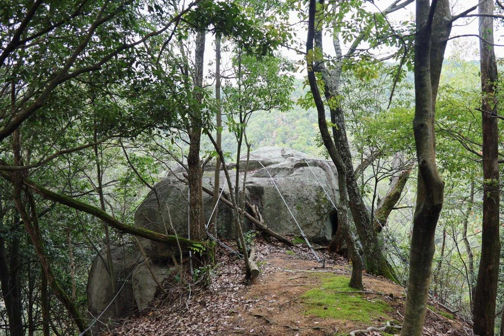 四つ割岩