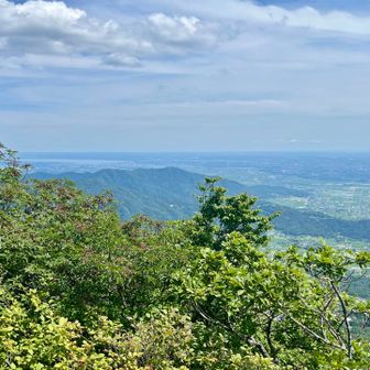 写真中央に筑波連山を構成するメンバーの１座、宝篋山。
宝篋山から望む筑波山のも素晴らしいので、宝篋山未踏の方には是非おすすめしたい💫

一応宝篋山レポです↓
https://yamap.com/activities/43297804