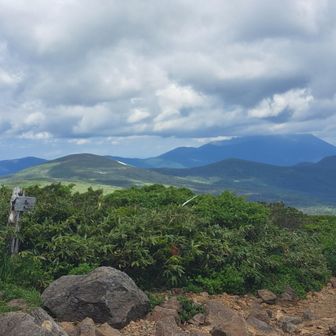 遠くの山も見える