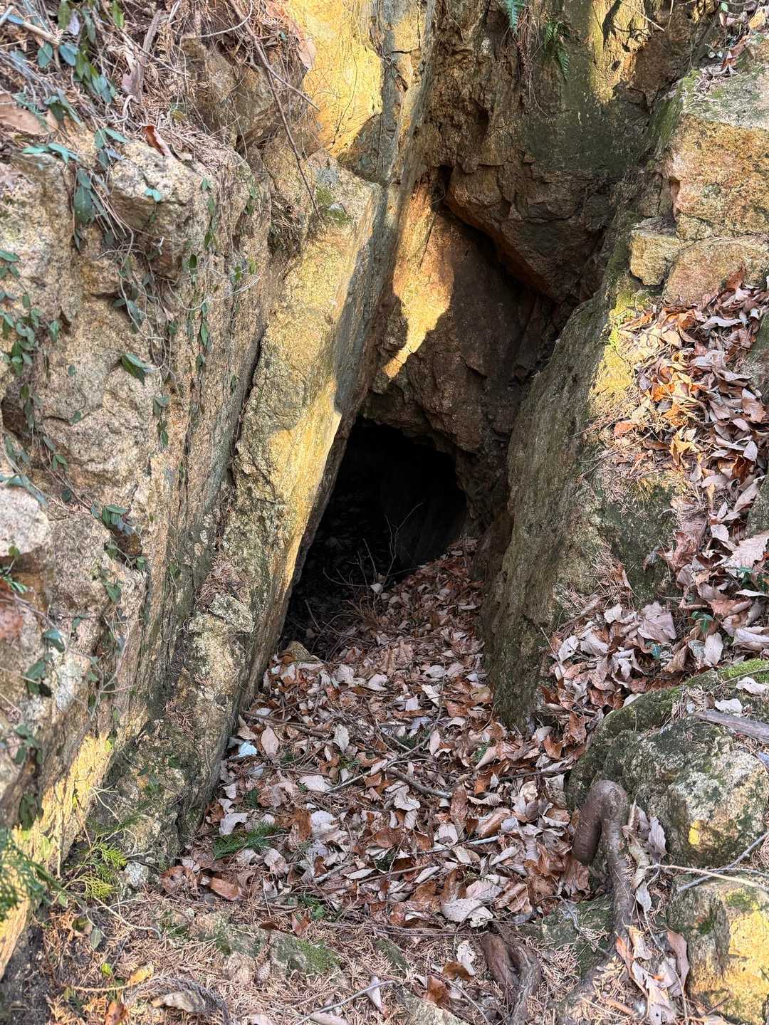 鉱物の採掘跡とか