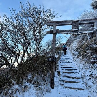 山頂近くは雪深く、、、