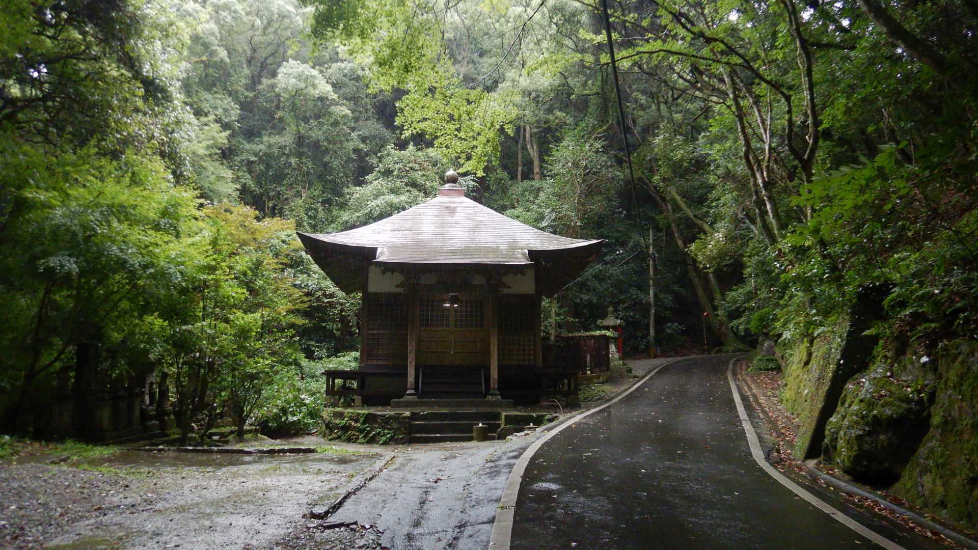 清水山へ向かう道中は風が強く心配だったが、清水山荘前の駐車場に着くと、清水山が盾になったのか風が納まった。
小雨の中に歩き始める