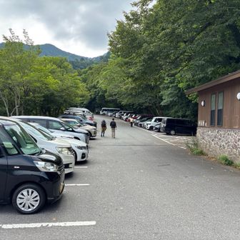 登山道前の駐車場🈵