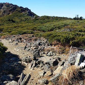 九合目。左が山頂。