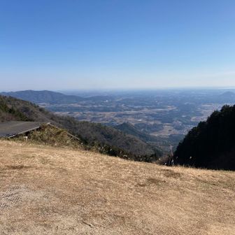 パラグライダーの飛び立つ処からの景観、霞んでます