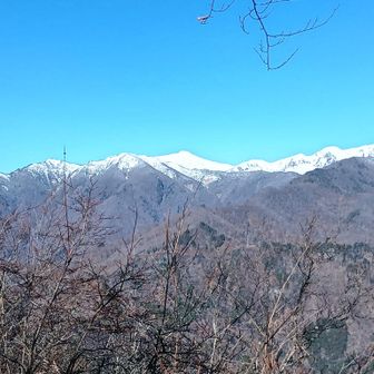 吾妻耶山山頂。
手前:三尾根岳〜小出俣山〜阿能川岳。
※三尾根岳も小出俣山も雪をかぶってますね。