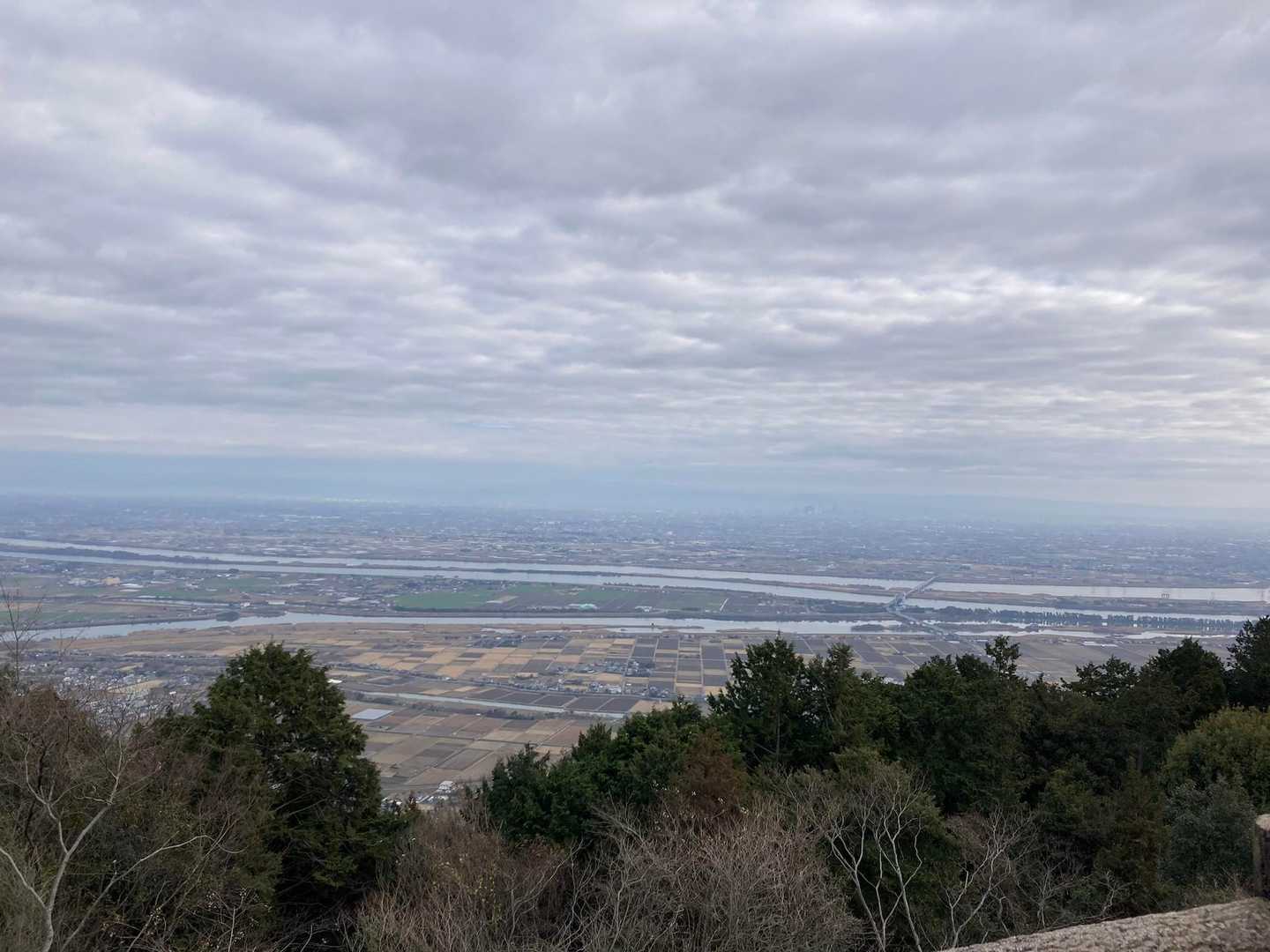多度山到着です〜402㍍、4℃
瀬音の森コースのすれ違い23人
山頂にたくさん人で賑わっていたので数えたら23人、車の台数と同じ〜😳