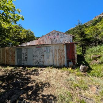 赤石山荘（休業中）で昼食、沢装備解除、リフレッシュ。
天気はピーカン☀打撲の大腿は痛いけど時間、体力的に余裕あり。ピーク目指す山登りステージへGo！
わたげさんとの毎度のパターンやね😁