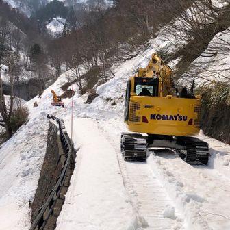 その次は、回転刃の除雪車で、道路のアスファルトを出している。
親切にも、パワーシャベルの方が雪の段差を坂道にしてくれた。
ここから板を手🖐️に持ってアスファルトを歩く。