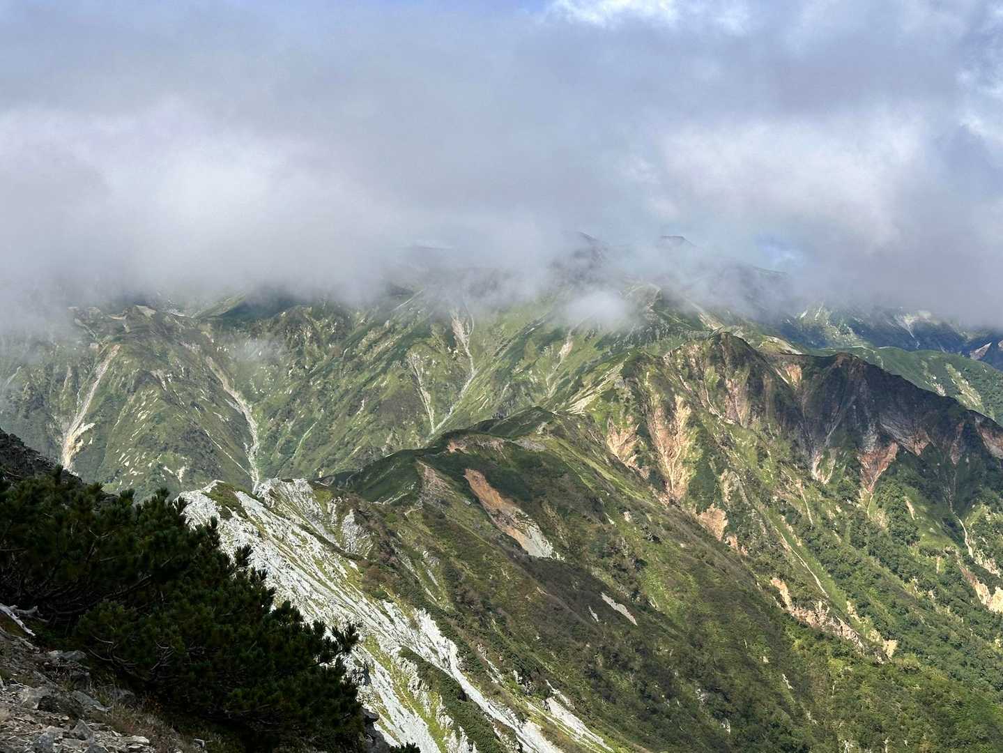 樅沢岳-硫黄乗越-左俣岳-千丈沢乗越 縦走コースの写真