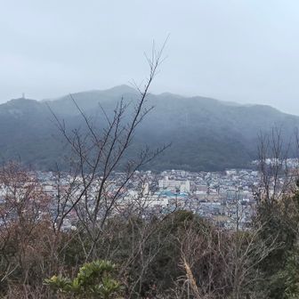 西側。昨日登った雨乞山⛰️方面。
電波塔が建っているピークが、雨乞山⛰️。
一番高いピークが、禅定寺山⛰️かな🤔❓