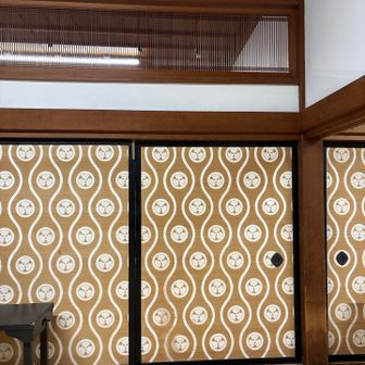 お昼は薬王院へ。畳の待合室。襖は薬王院の楓🍁マーク