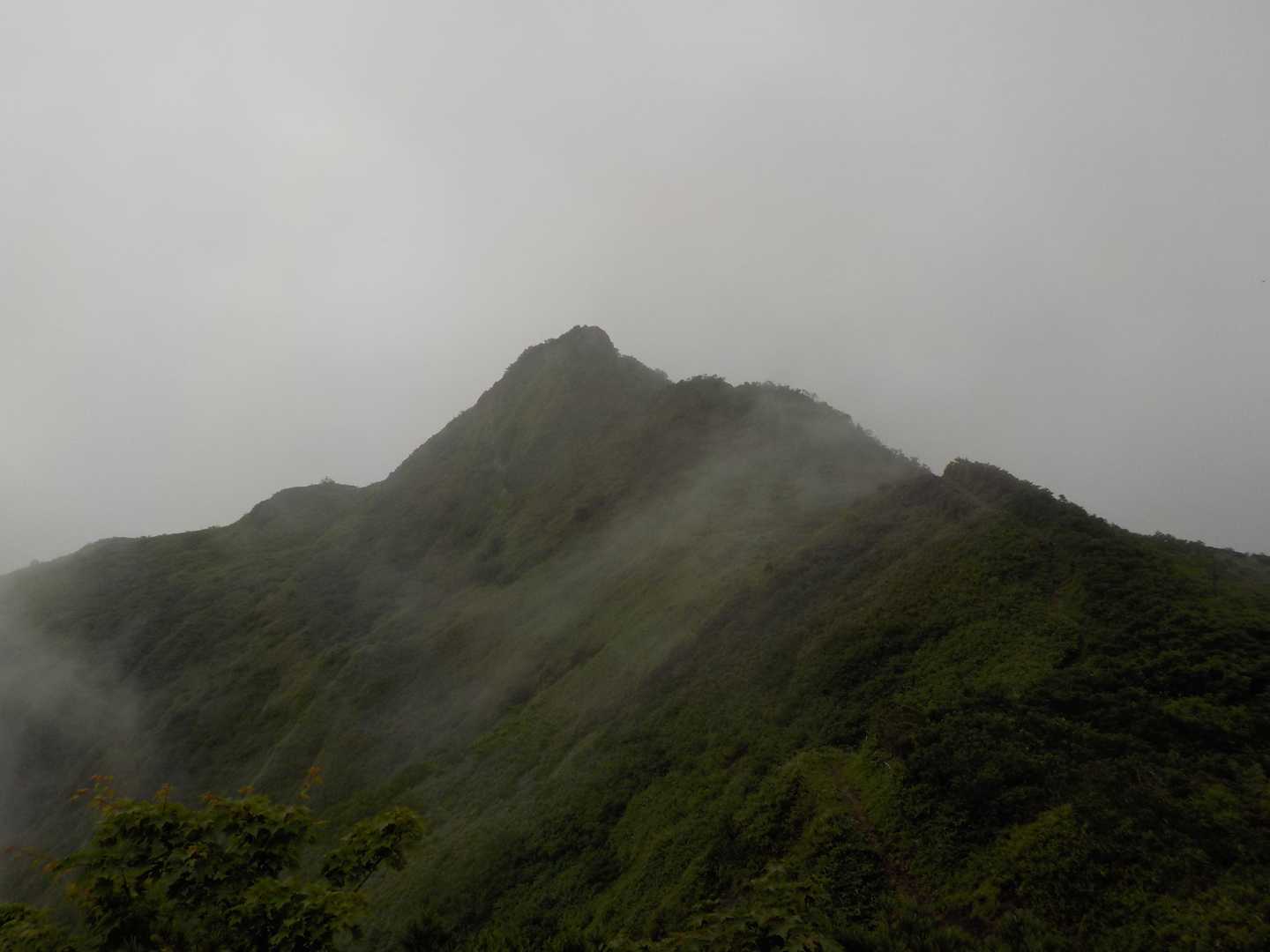 剣ヶ峰の全容が見えてきました。