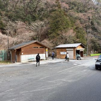 今日は職場メンバーとJR高尾駅北口から臨時の直行バスで陣馬高原下バス停まで来ました。はじめてのコースになります。