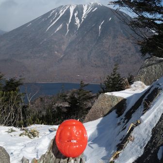 雪ダルマを作ろうと思って、高弁のダルマを持ってきたのだが、
寒すぎてパウダースノー！
雪ダルマ作れず！