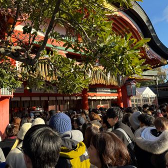 想像通りですが、多くの人でごった返しています😲
まずはお参りしてから初登りをします🙏