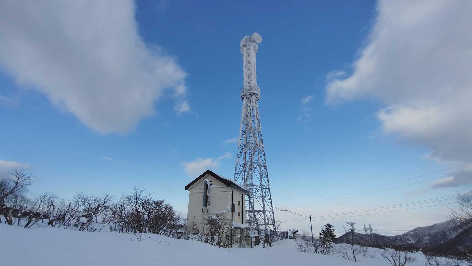 ショートカットしてNTT の鉄塔の脇にでます。ここで風が強く吹いて寒いのでシェル上衣を着ます！