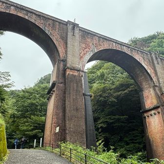 トンネル脇の階段から下に降りて見上げると、すごい迫力！