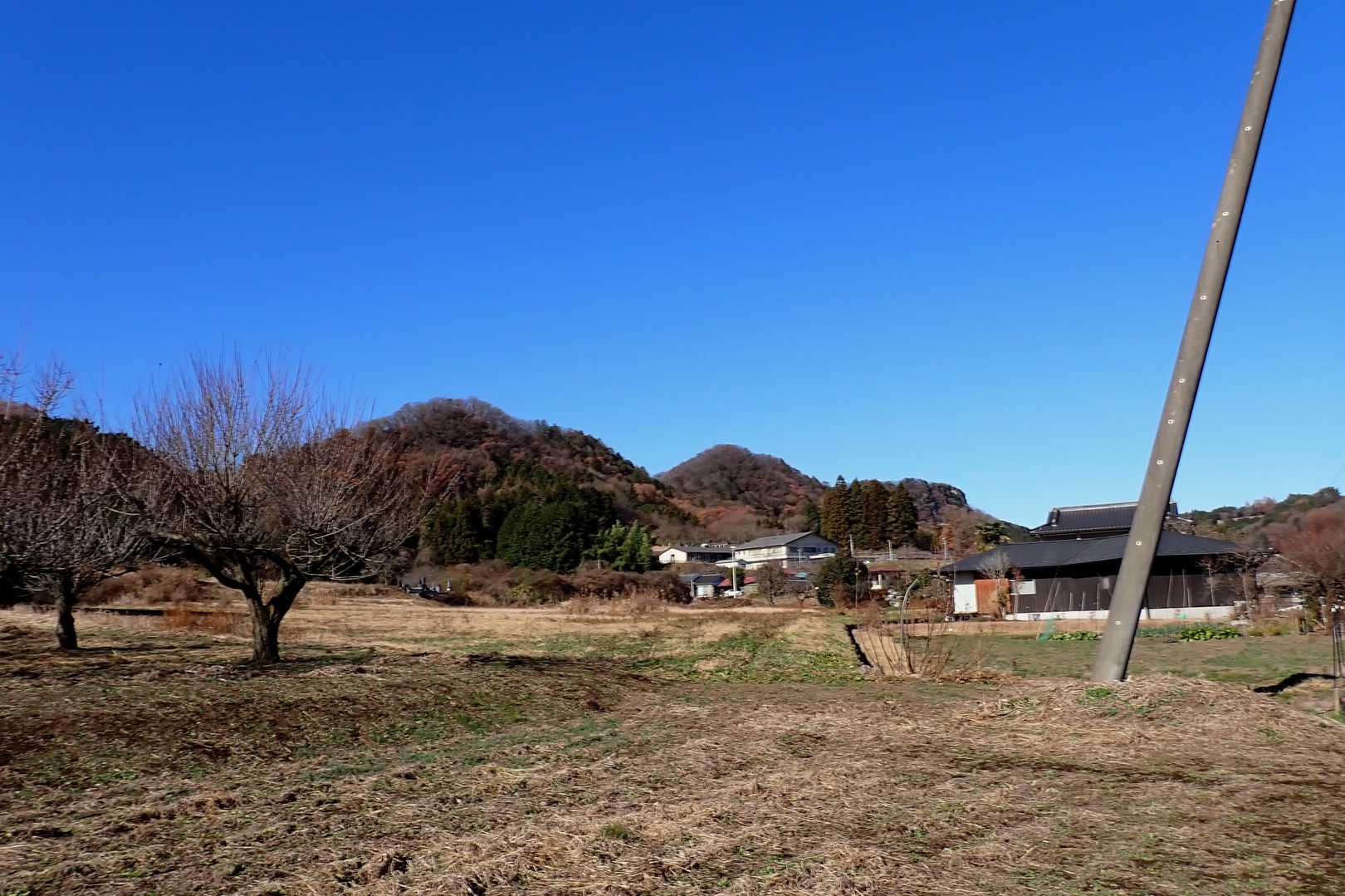麓から岩山連山▲

最後の猿岩🐒
滑ったらどこまでも落ちる〜
って感じの恐怖感が拭えず残念😞

落葉いっぱいで滑りまくっていたので、
それも原因かも…

他の区間は、山名通リに
🪨岩岩🪨
楽しめますので、おすすめのお山です🐾

無事下山⛰お疲れ様でした✨
