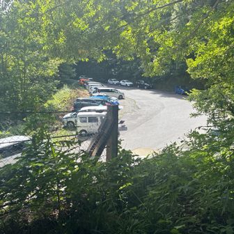 新中の湯登山口の駐車場。ここから平湯温泉まで移動