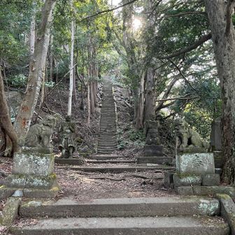 高宕観音堂へはこの階段を登ればあります。
阿吽像が凛々しいです。