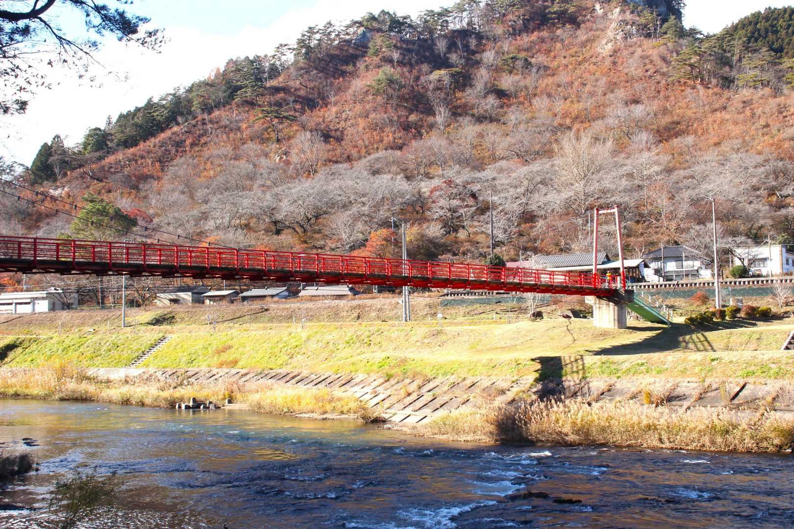 到着。
駐車場への吊り橋。
奥に矢祭山。