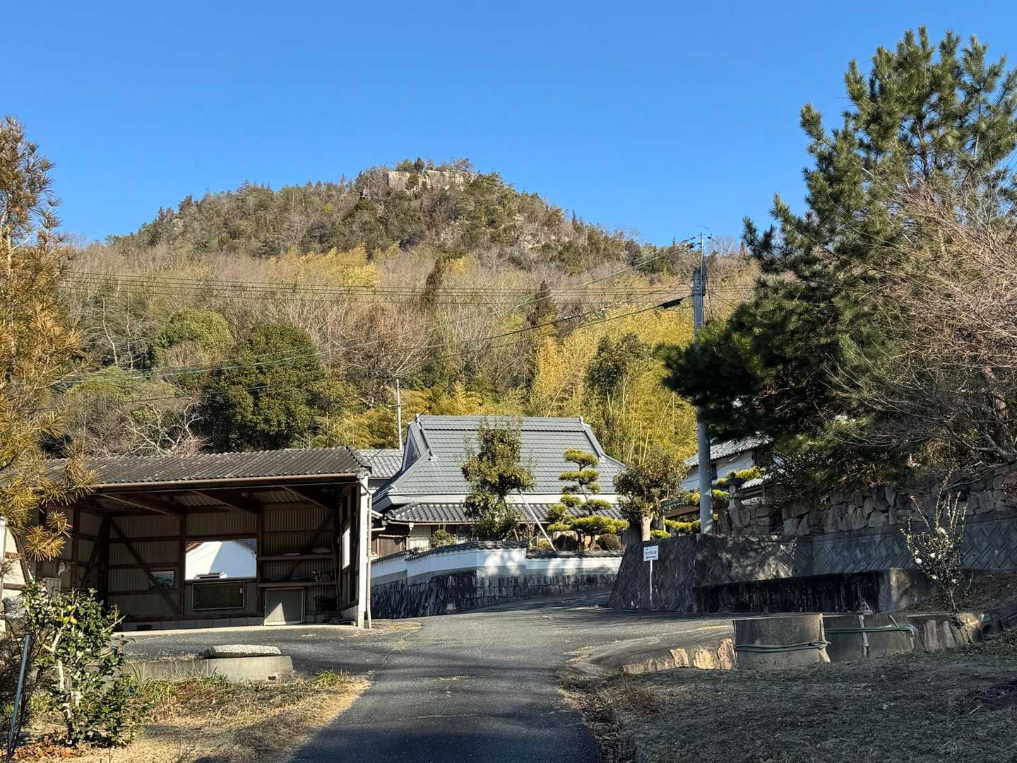 あの岩の所から　毘沙門天様が
呼んでます