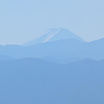 烏帽子岳山頂から遠く富士山が