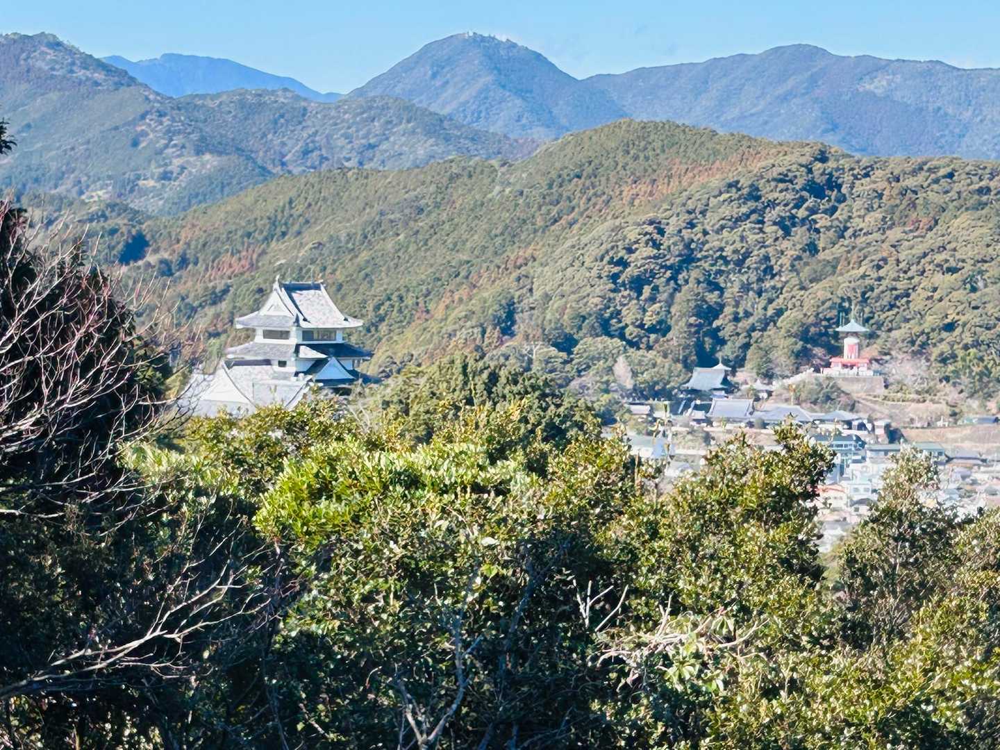 あと少し
年明けに、お詣りした薬王寺の塔みえます。

お腹空いた〜
でもまだお昼前、朝が早いと得した気分😙

おしまい🤗