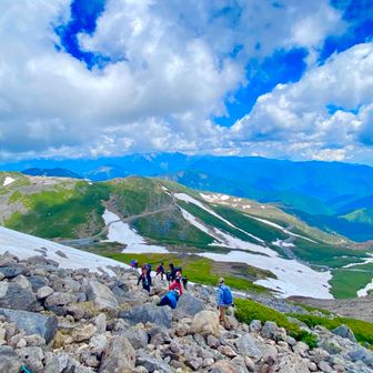 岐阜側と長野側の登山者が合理