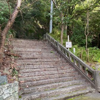 阿波踊り会館の右手に登山口。