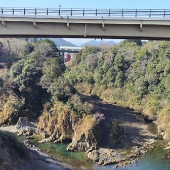 反対の右側は国道42号線、奥に紀勢本線、さらにその向こうに三瀬谷ダムが小さく見える。