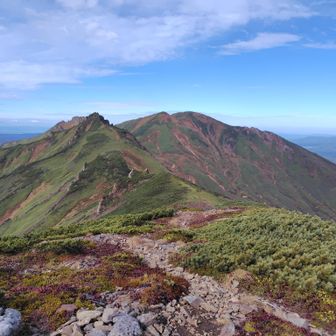 手前がアンギラス、奥がニセカウ。ここから縦走もできます。