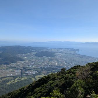 東方面ꕀ⋆
中央やや右、海に突き出た所が岩峰の竹山 
昨夜宿泊したお宿やたまてばこ温泉もこの近く。
指宿市
左に池田湖