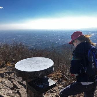 霞んでいる。笑