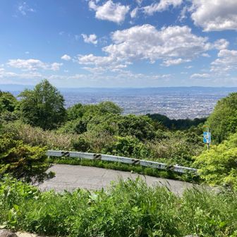 十三峠近くのみずのみ園地駐車場に車を停めました。駐車場からは大阪平野の絶景が望めます。