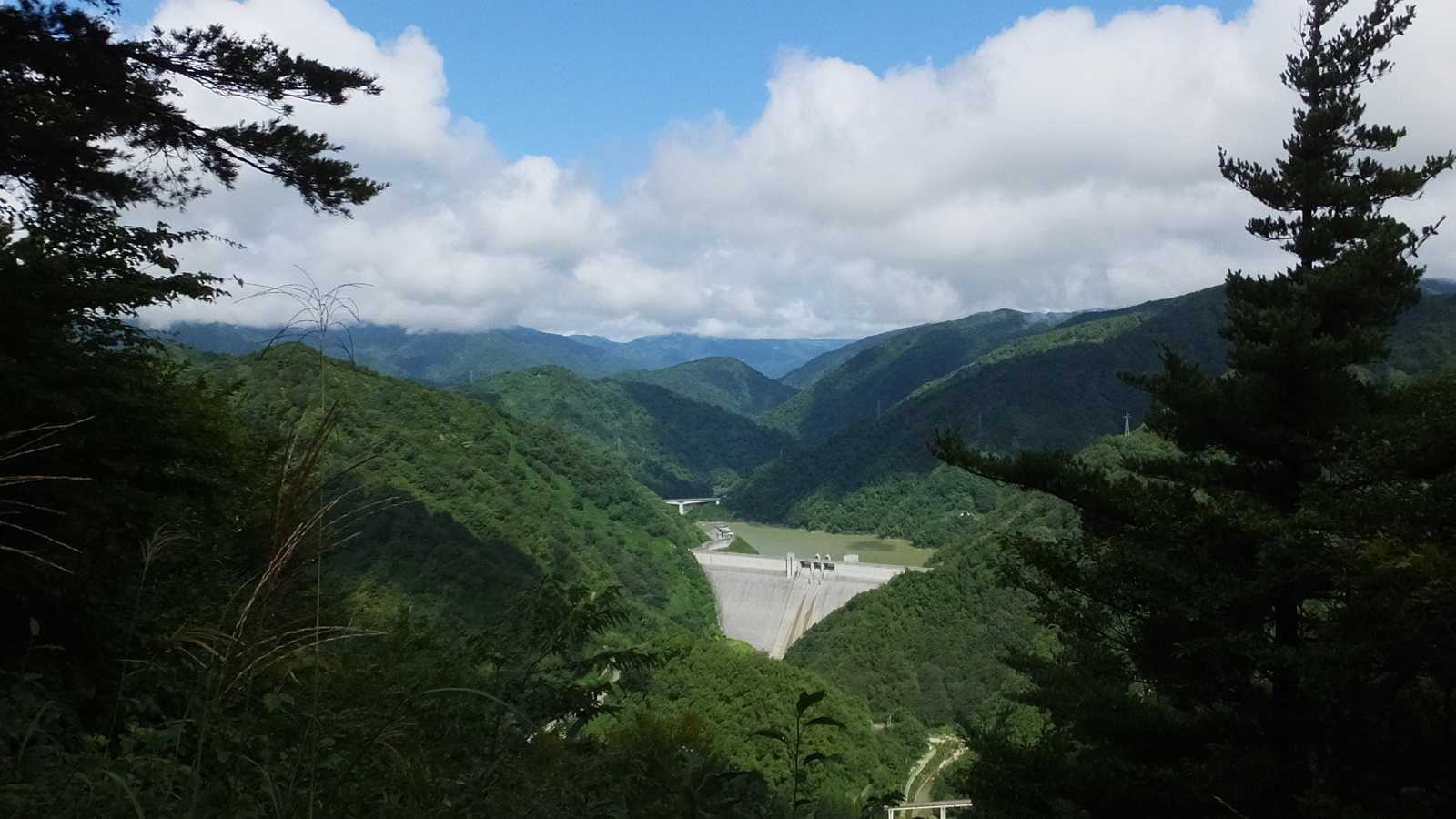 長井ダム
祝瓶山は雲の中
