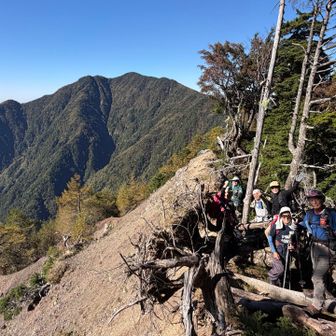 大無間山をバックに