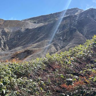 左手の山肌は土色で荒々しい