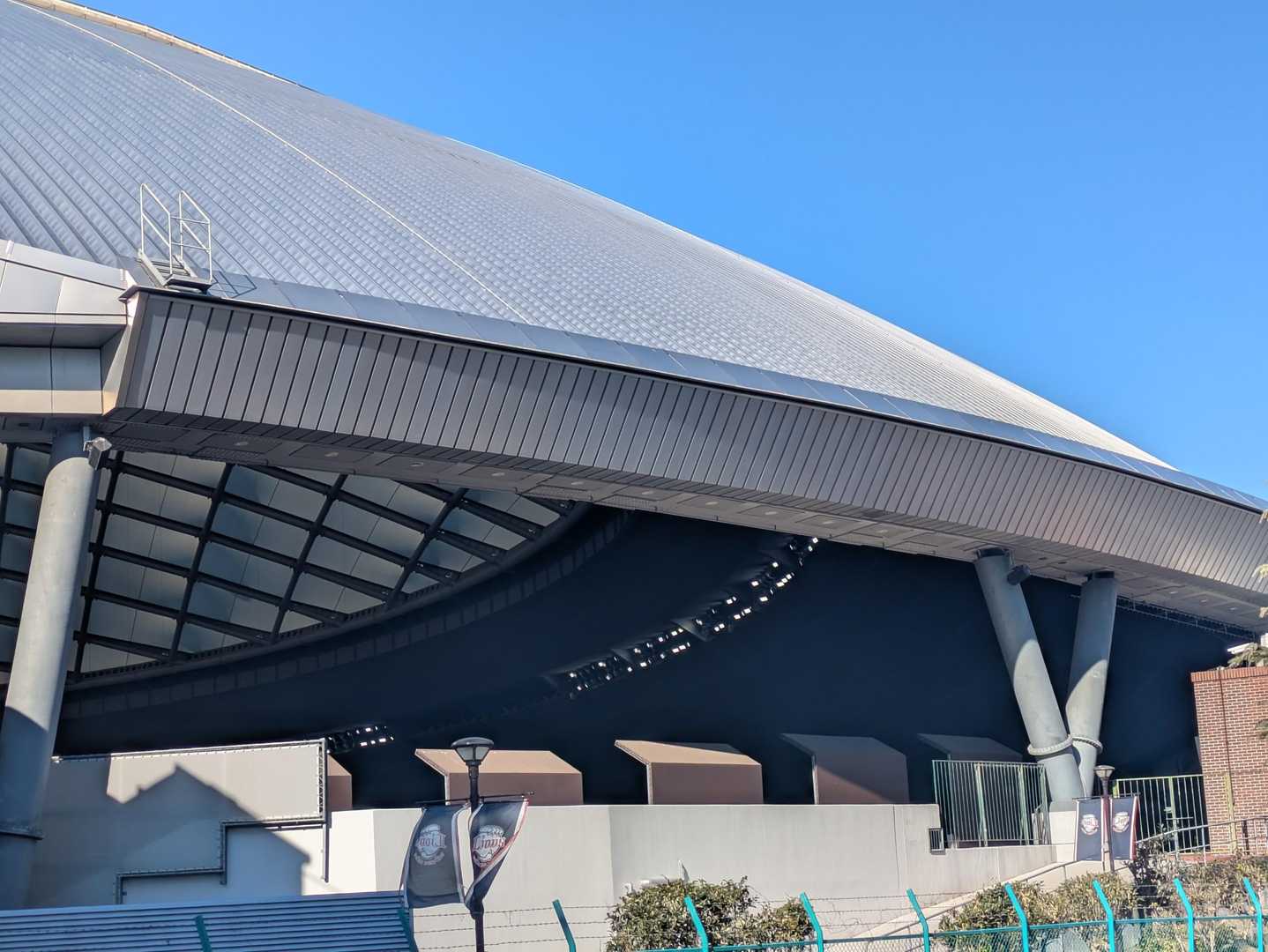 初めての西武ドーム⚾️
半屋外型なので内部をチラ見🫣
ちなみにライオンズファンではありません
（今の名称はベルーナドーム）