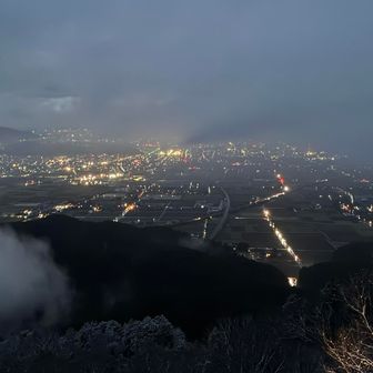 「大文殊」からの眺望。
真ん中に北陸新幹線 🚅 と北陸自動車道 🚙 のクロス 🙅🏻‍♂️
新幹線の先には、福井市市街地の光
左には、「足羽三山」
その左奥には、「下市山」
「二上コース」の駐車場に続く道に車が連なっているのも、よ〜くわかります 😮
けど、福井の夜景 🌃 もなかなかだな 😙