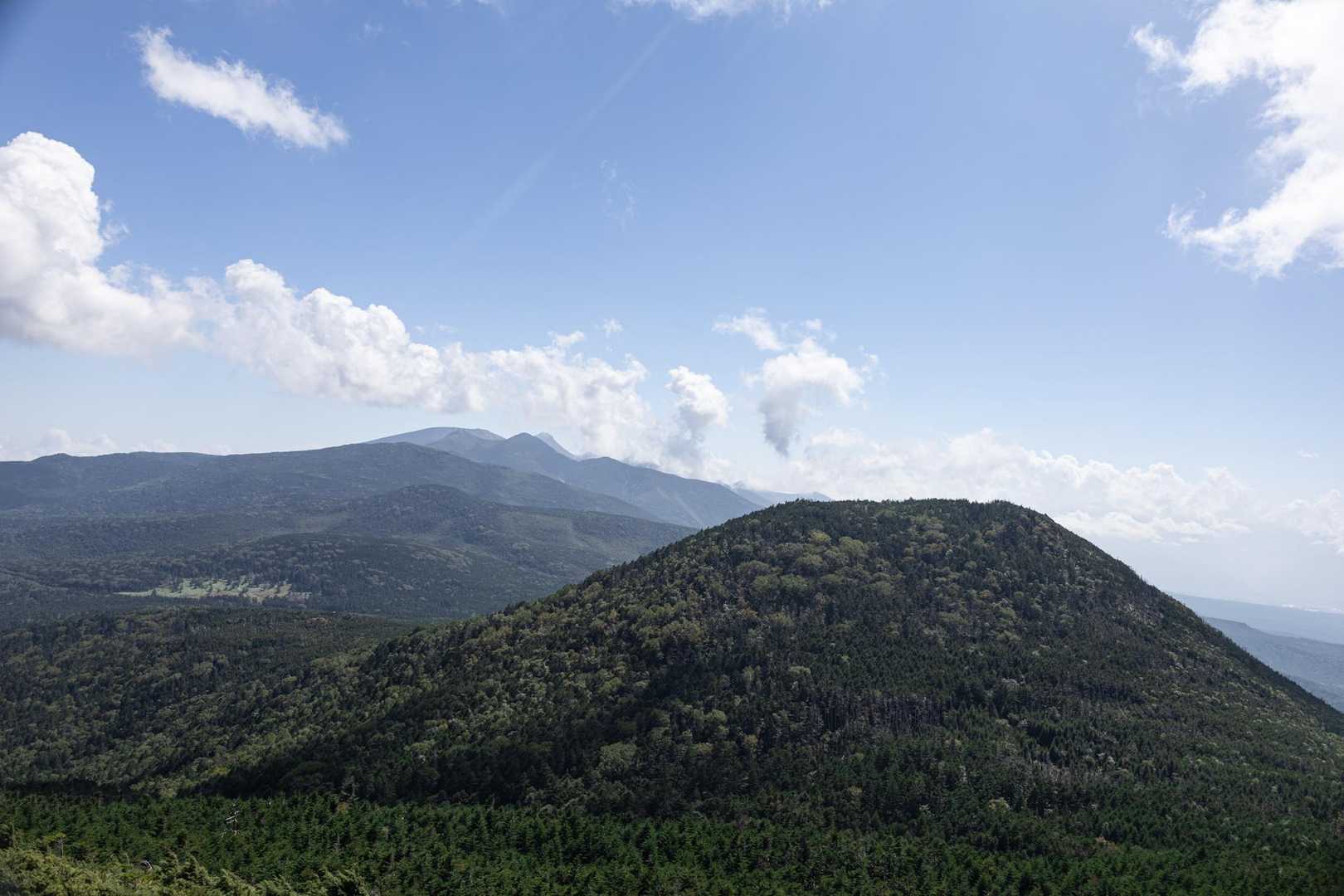 縞枯山近くの展望スポットから。手前は茶臼山、奥に硫黄岳、天狗岳、阿弥陀岳が見える