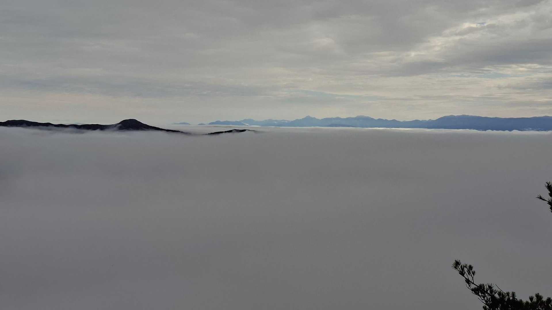 なにこれ、雲海のむこうに北アルプスがずらりだよ！！